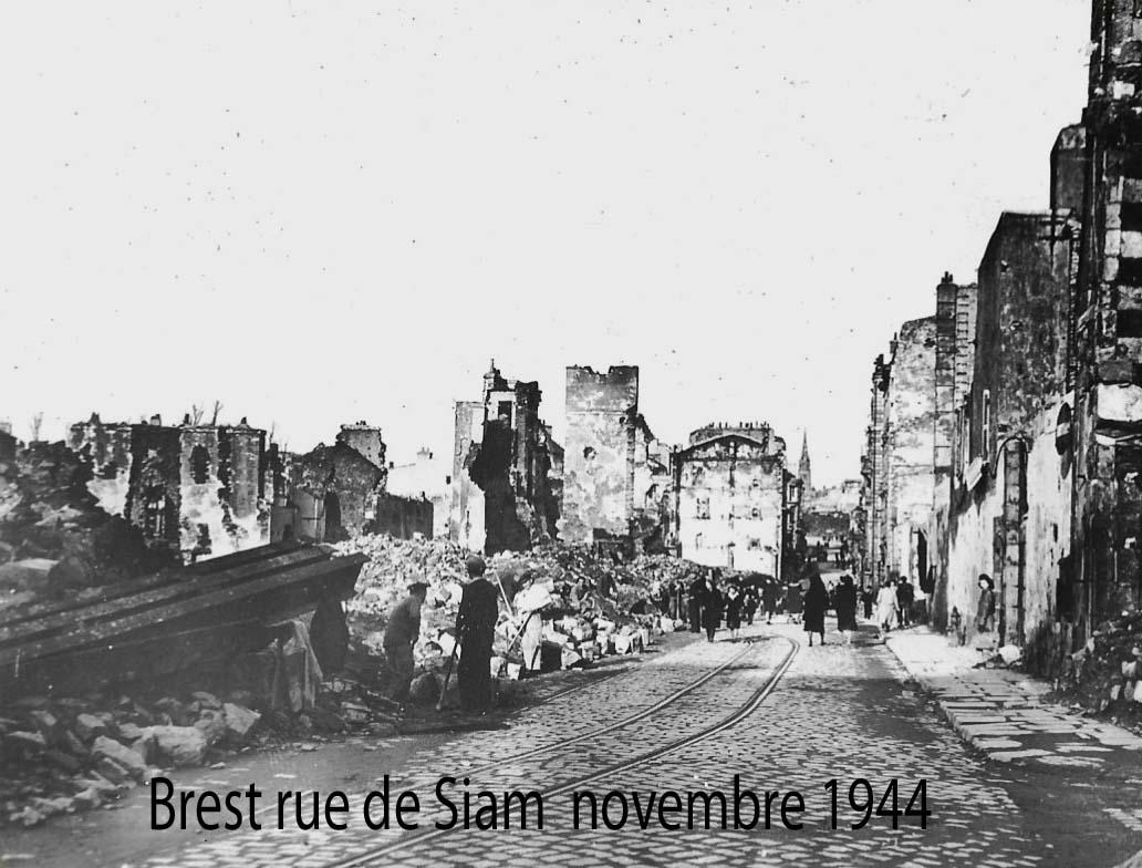 Exode des Brestois pendant le siège de la vile, août 1944.