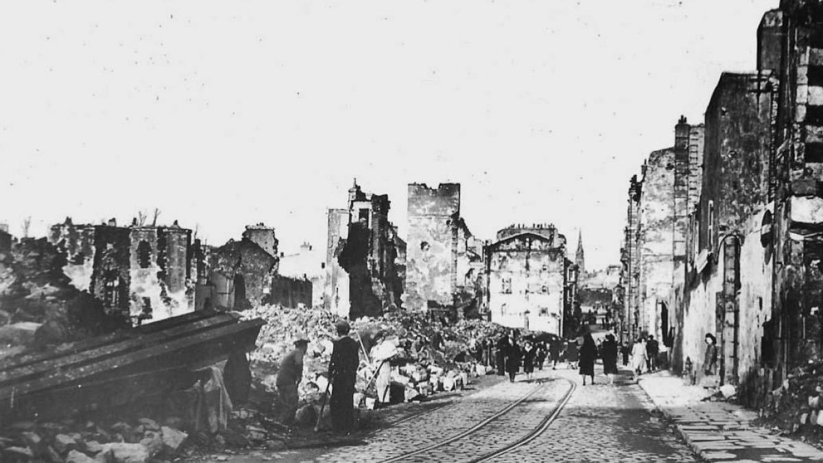 Exode des Brestois pendant le siège de la vile, août 1944.